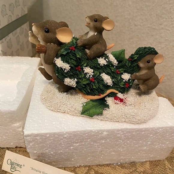 Charming Tails Bringing Home the Tree - Picture 2 of 7